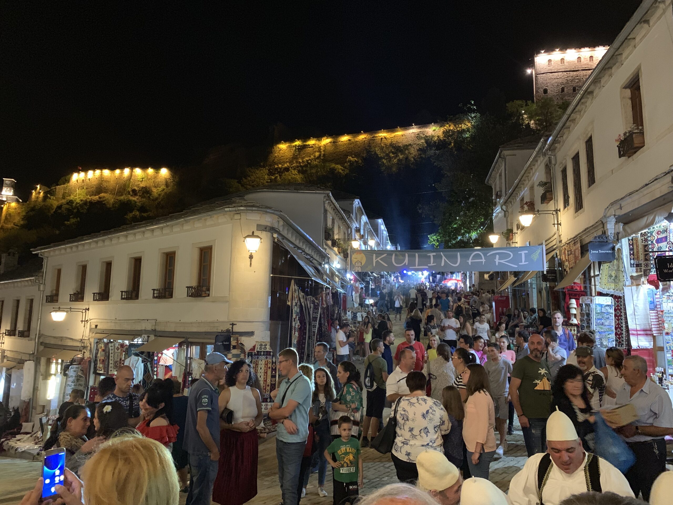 ジロカストラ夜